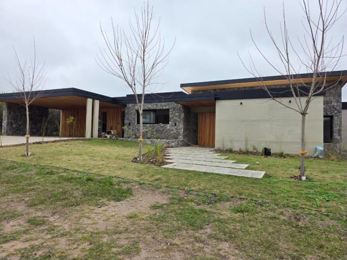 Casa · 400m² · 3 Ambientes