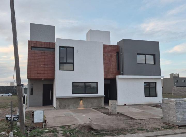 Casa · 100m² · 4 Ambientes · 2 Cocheras