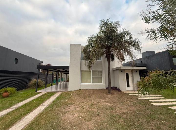 Casa · 260m² · 6 Ambientes · 1 Cochera