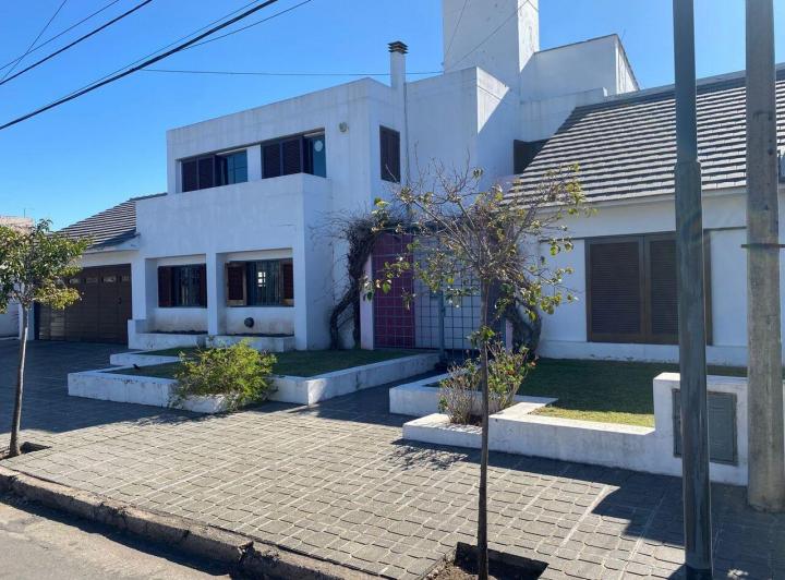 Casa · 360m² · 5 Ambientes · 2 Cocheras
