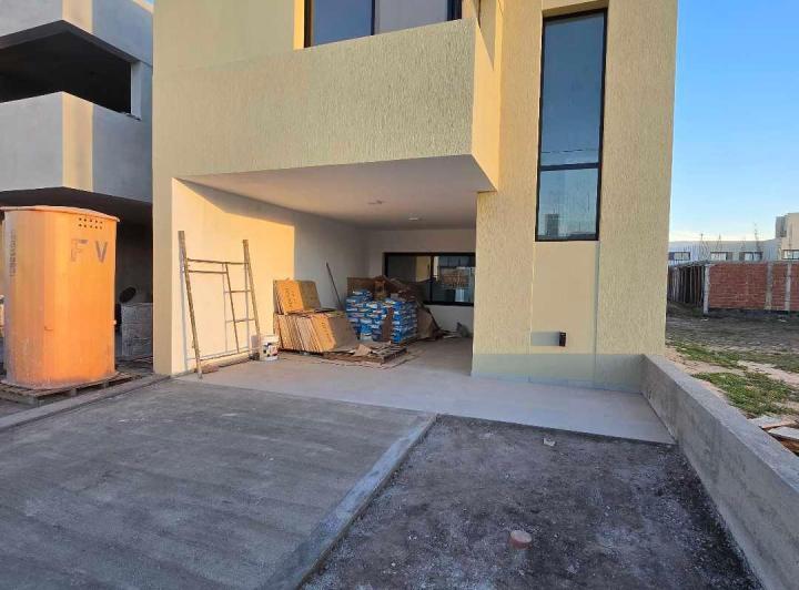 Casa · 177m² · 3 Dormitorios · 1 Cochera
