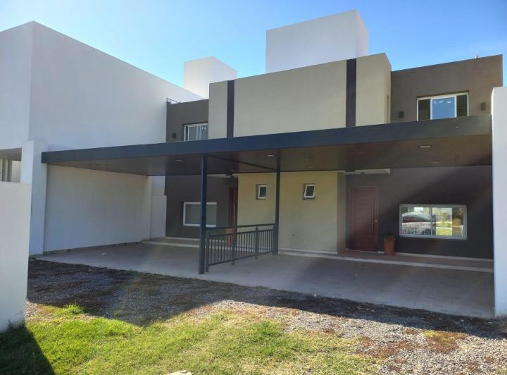 Casa · 150m² · 3 Dormitorios · 2 Cocheras