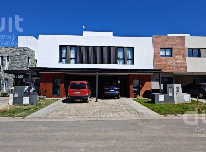 Casa · 125m² · 5 Ambientes · 2 Cocheras