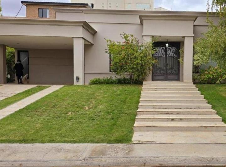 Casa · 279m² · 5 Ambientes · 2 Cocheras