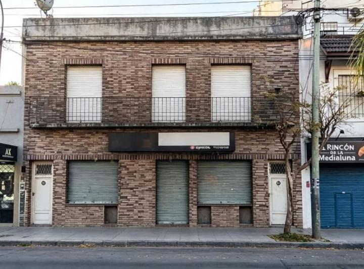 Terreno · 180m² · 7 Ambientes