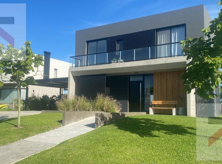 Casa · 220m² · 4 Ambientes · 1 Cochera