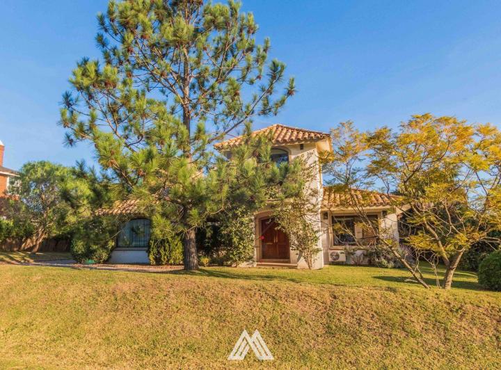 Casa · 221m² · 6 Ambientes · 1 Cochera