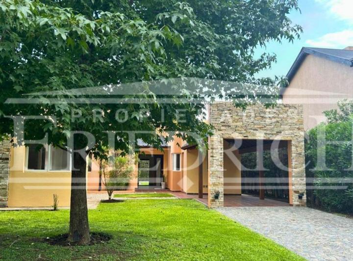 Casa · 160m² · 4 Ambientes · 6 Cocheras