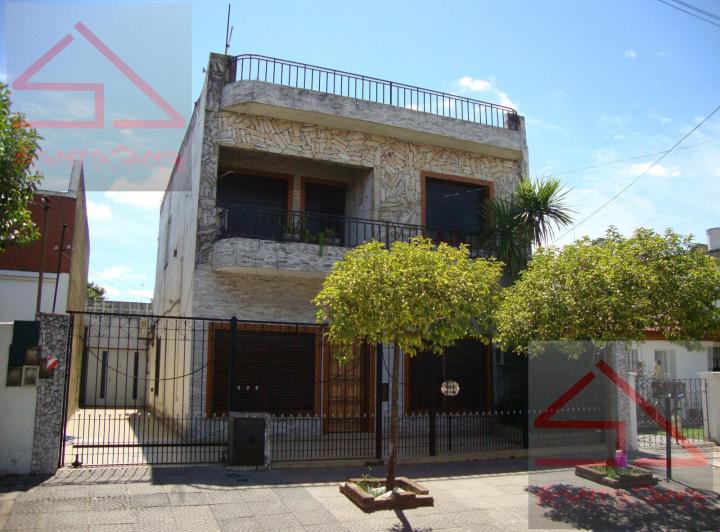 Casa · 250m² · 5 Ambientes · 3 Cocheras