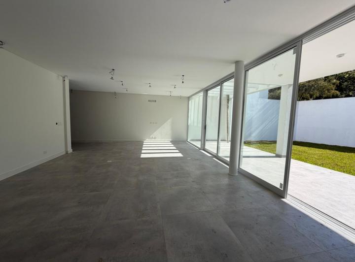 Casa · 238m² · 4 Dormitorios · 2 Cocheras