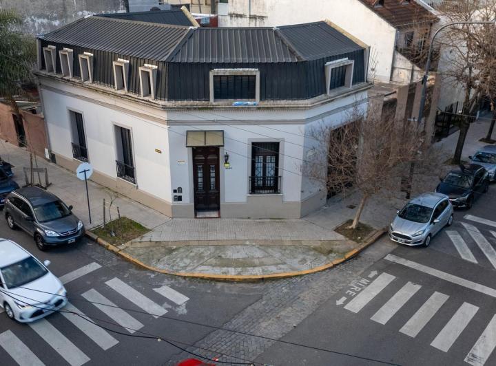 Casa · 244m² · 6 Ambientes · 1 Cochera