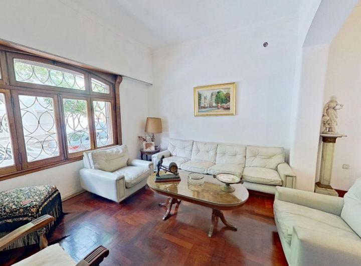 Casa · 232m² · 8 Ambientes · 1 Cochera