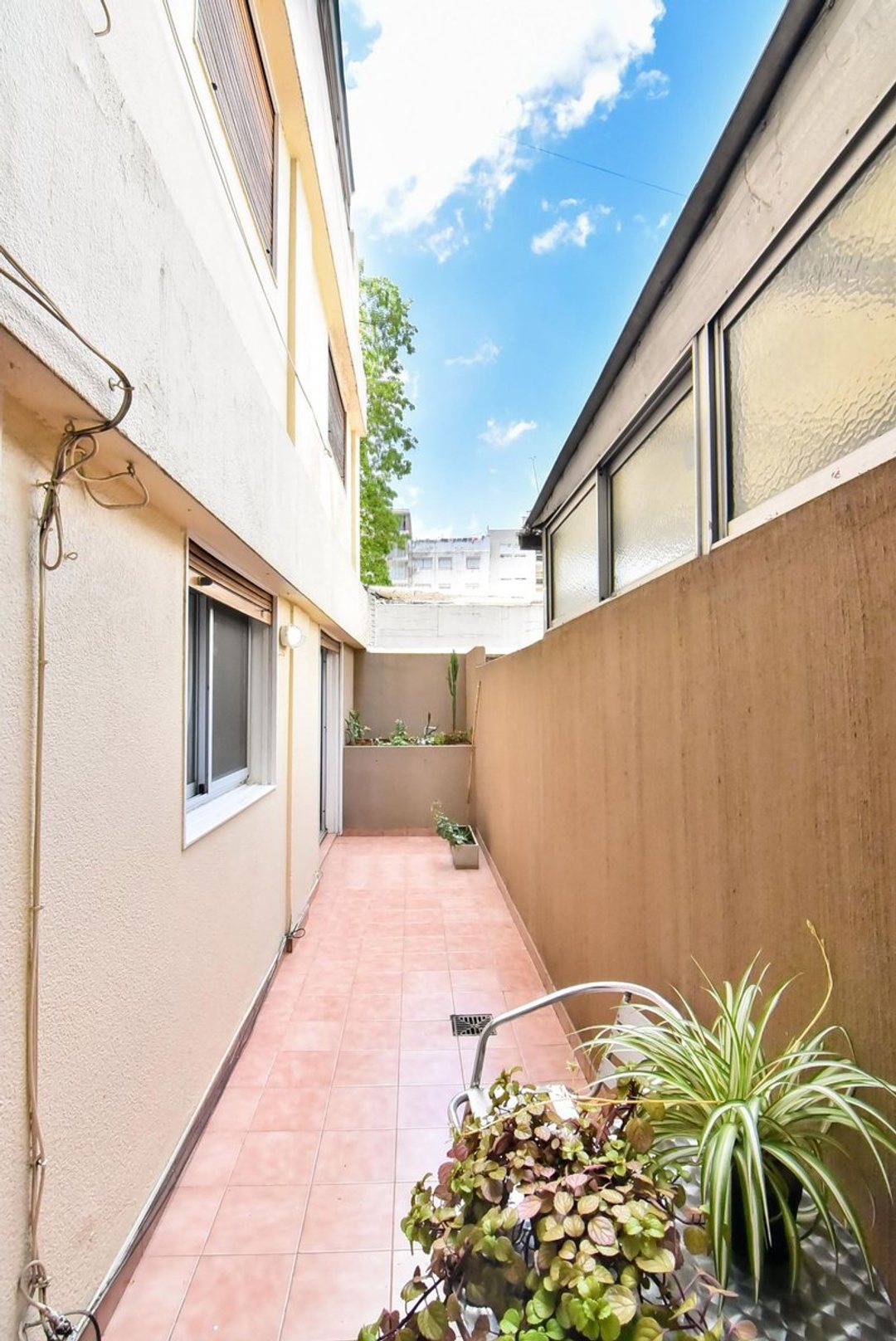 VENTA DEPARTAMENTO 3 AMBIENTES CON PATIO EN FLORES