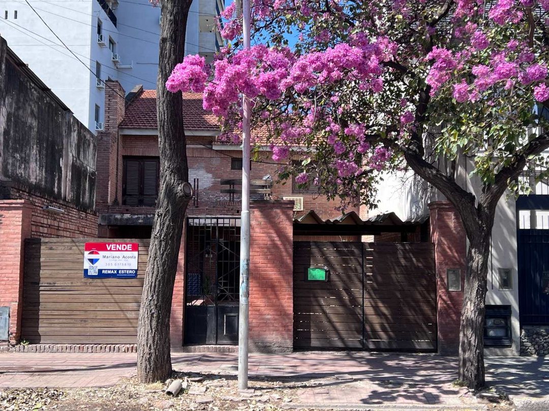 VENTA DE CASA EN CALLE JUJUY, A METROS DE AV. ROCA
