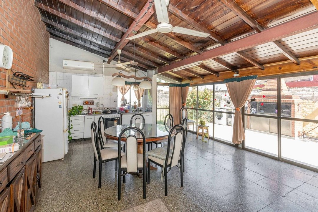 VENTA CASA 5 AMBIENTES C/PILETA QUINCHO COCHERA