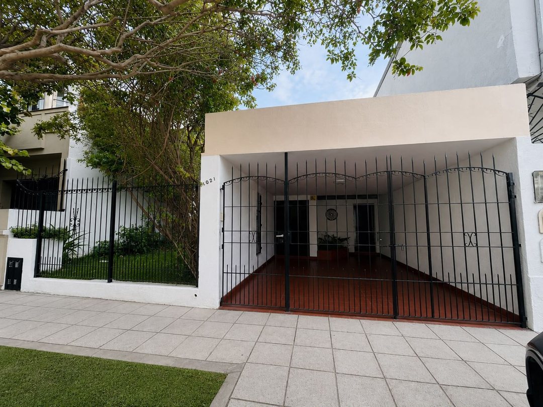 VENTA CASA 4 AMBIENTES  2 PLANTAS  COCHERA QUILMES
