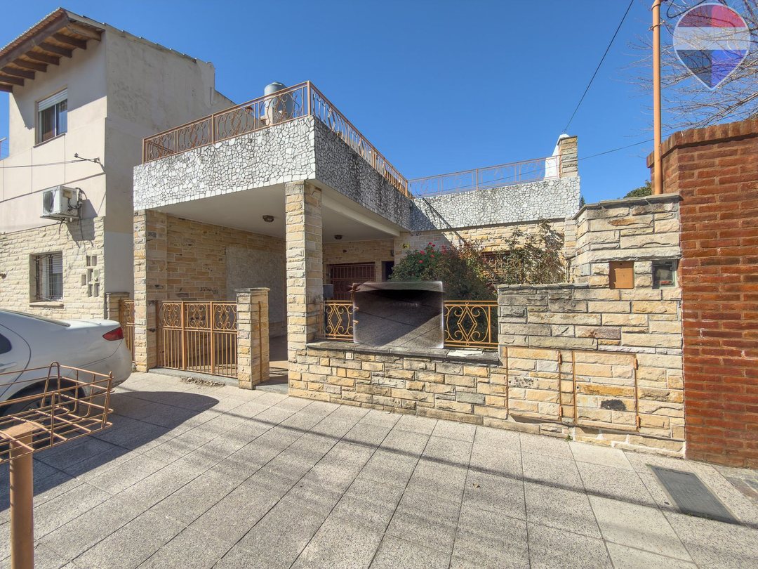 VENTA – CASA MULTIFAMILIAL / LOTE PROPIO EN MUNRO