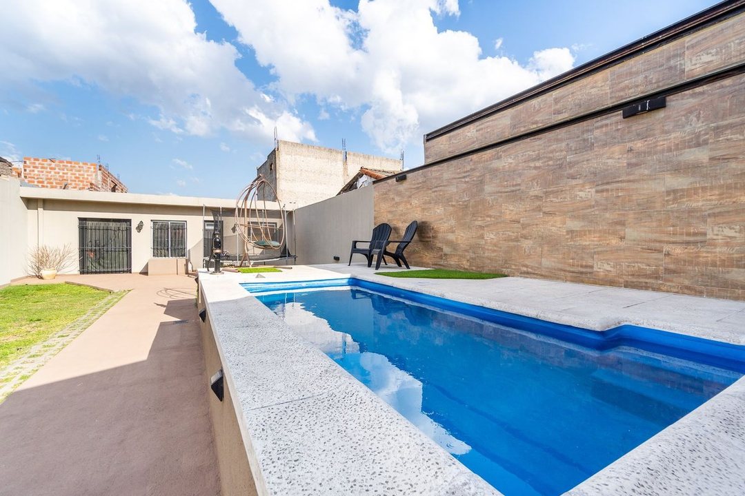 CASA EN VENTA EN BERNAL  PARQUE QUINCHO Y PISCINA