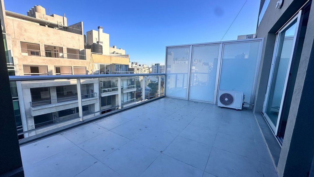 VENTA MONOAMBIENTE CON GRAN BALCÓN TERRAZA
