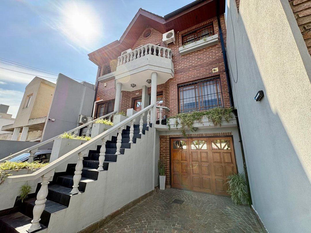 Casa Triplex 6 ambientes venta El Palomar Piscina