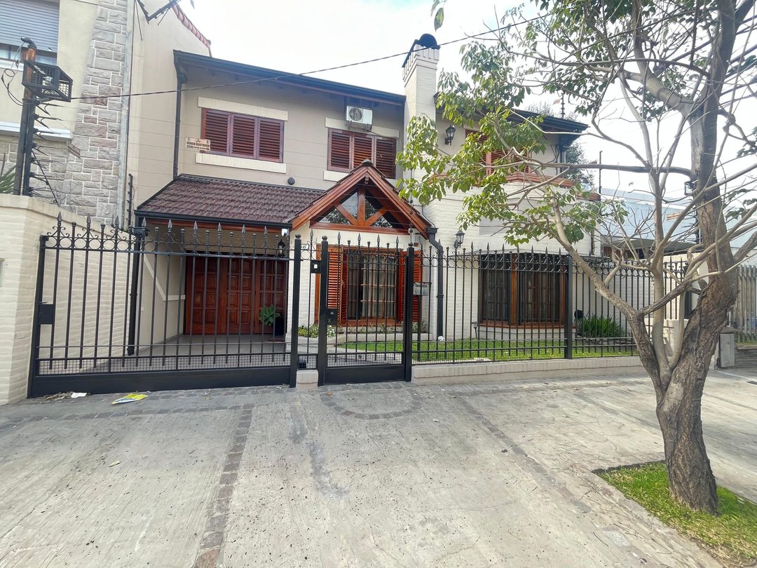 VENTA CASA 5 AMBIENTES EN VILLA SARMIENTO