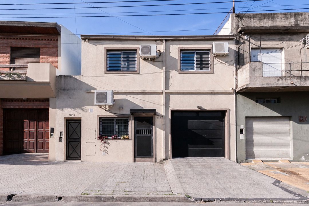Venta de PH al frente 3 amb c/cochera. Impecable