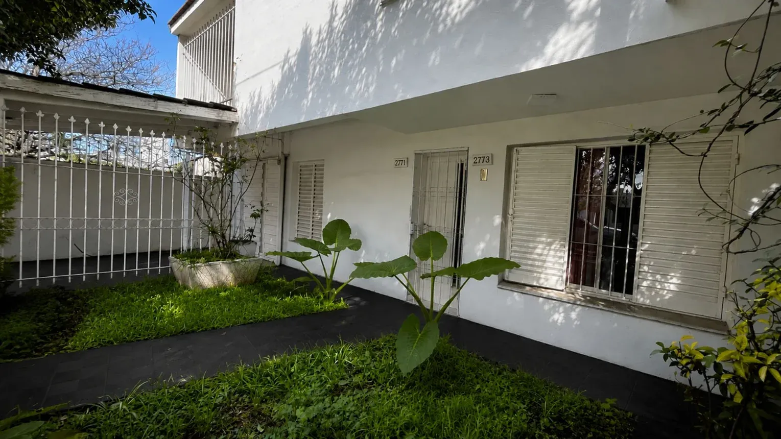 CASA + DEPARTAMENTO VILLA CABRERA CORDOBA 5 DORMI 2 INMUEBLES COCHERA PATIO A MTS SHOPPING INVERSION VENTA