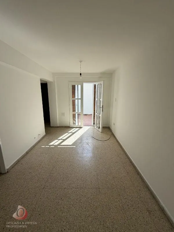 ALQUILER DEPARTAMENTO 1 DORMITORIO CON PATIO- SOBRE HUMBERTO PRIMO- CENTRO