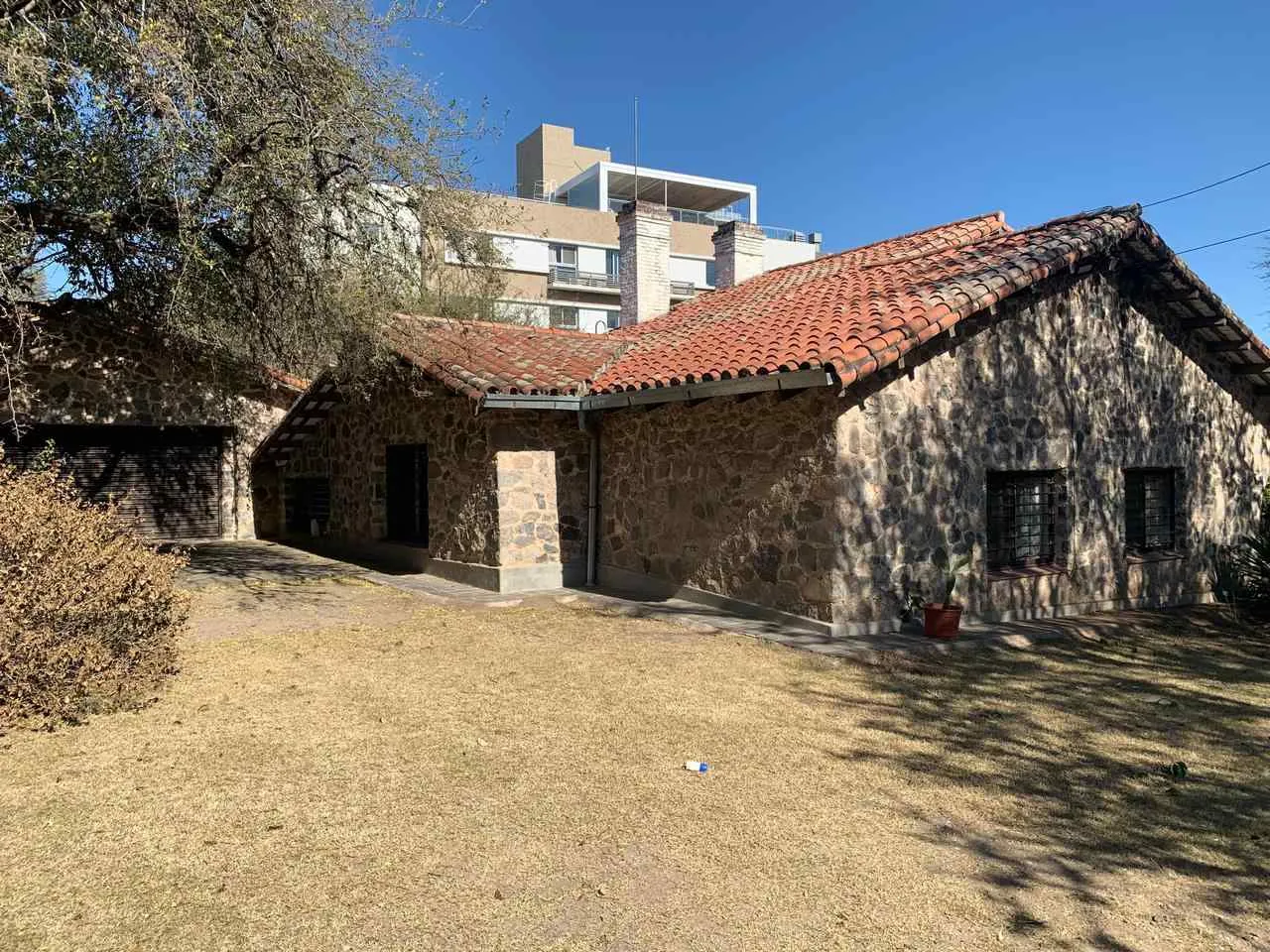 CASA CHALET ALQUILER 350 M2/ CON 2362 M2 DE TERRENO A MTS DE MARIOTTE
