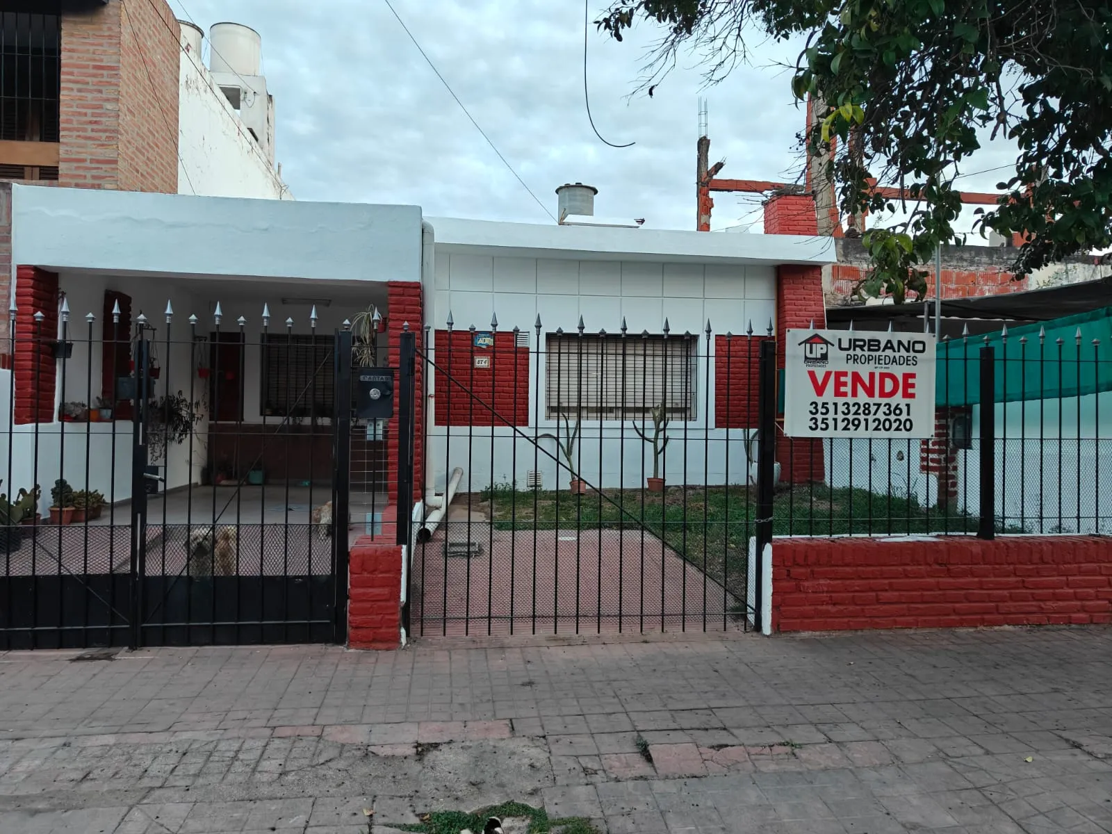B° JARDIN PROPIEDAD EN VENTA 4 DORMITORIOS COCHERA EN EXCELENTE UBICACION