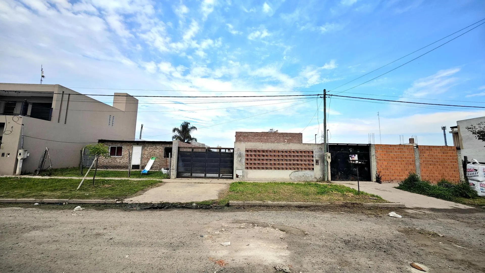 CASA 1 DORMITORIO CON PISCINA EN P. HABITACIONAL IBARLUCEA