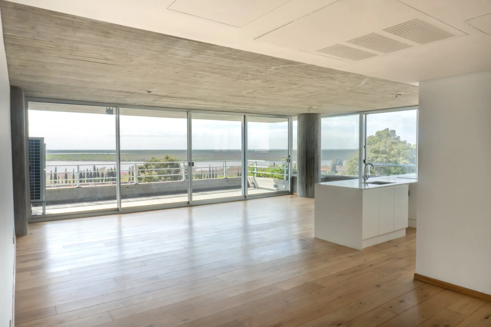 VENTA DEPTO DE 3 DORMITORIOS CON COCHERA- ZONA RIO