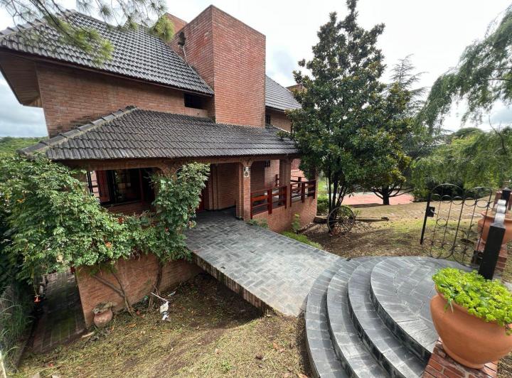 Casa · 520m² · 5 Ambientes · 4 Cocheras