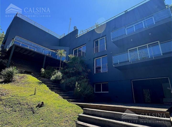 Casa · 473m² · 4 Dormitorios · 2 Cocheras
