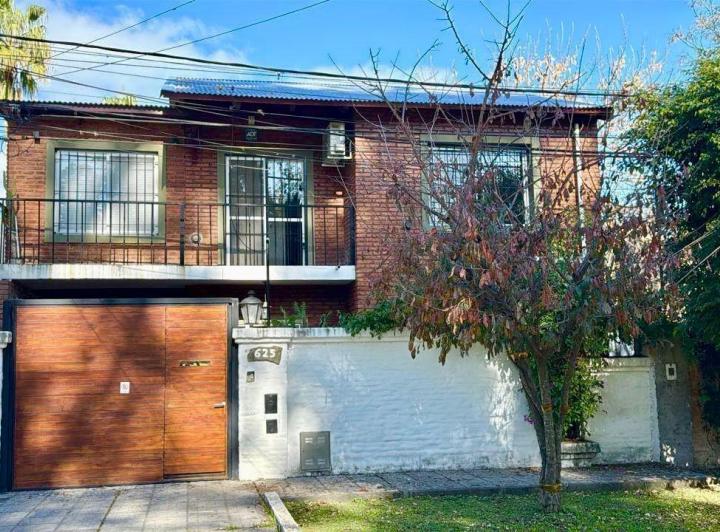 Casa · 300m² · 4 Ambientes · 2 Cocheras