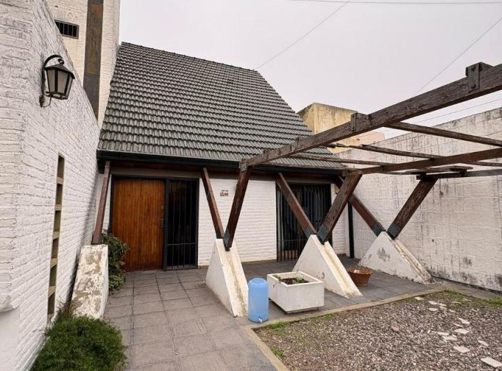 Casa · 237m² · 10 Ambientes · 1 Cochera