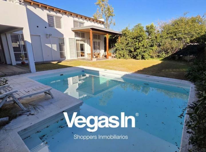 Casa · 247m² · 7 Ambientes · 2 Cocheras