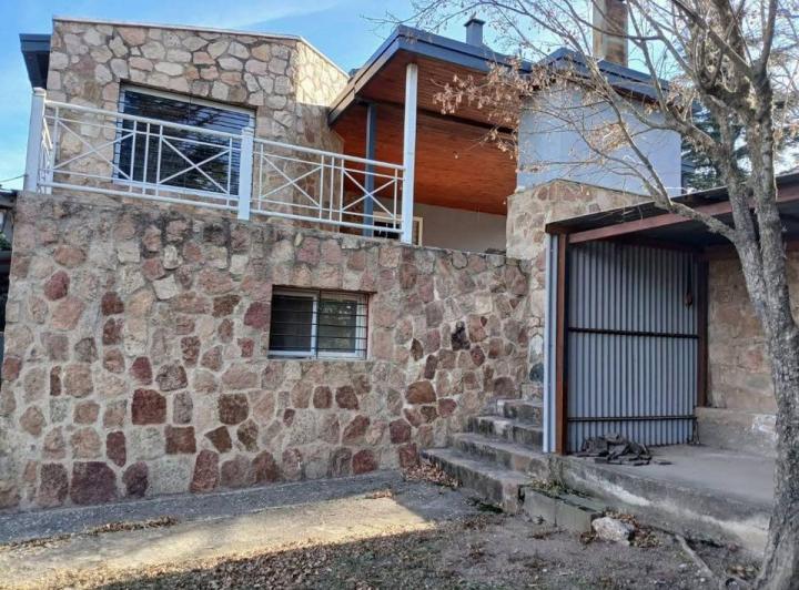 Casa · 180m² · 8 Ambientes · 1 Cochera