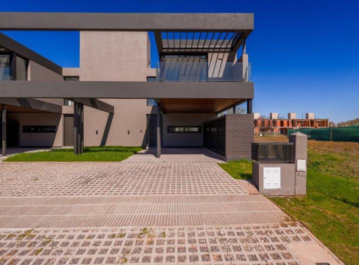 Casa · 165m² · 4 Ambientes · 2 Cocheras