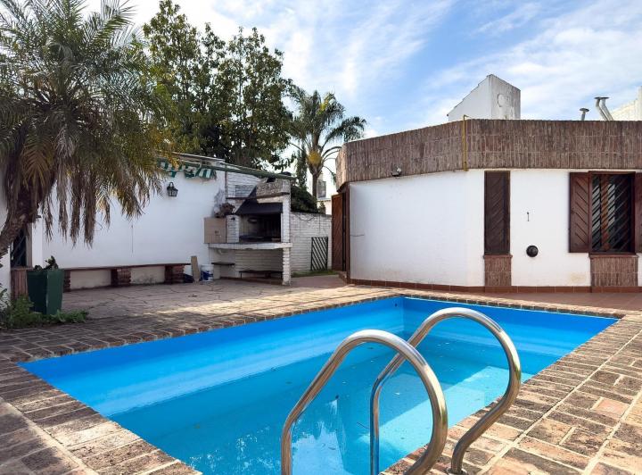 Casa · 200m² · 5 Ambientes · 2 Cocheras