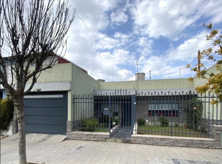 Casa · 300m² · 6 Ambientes · 1 Cochera