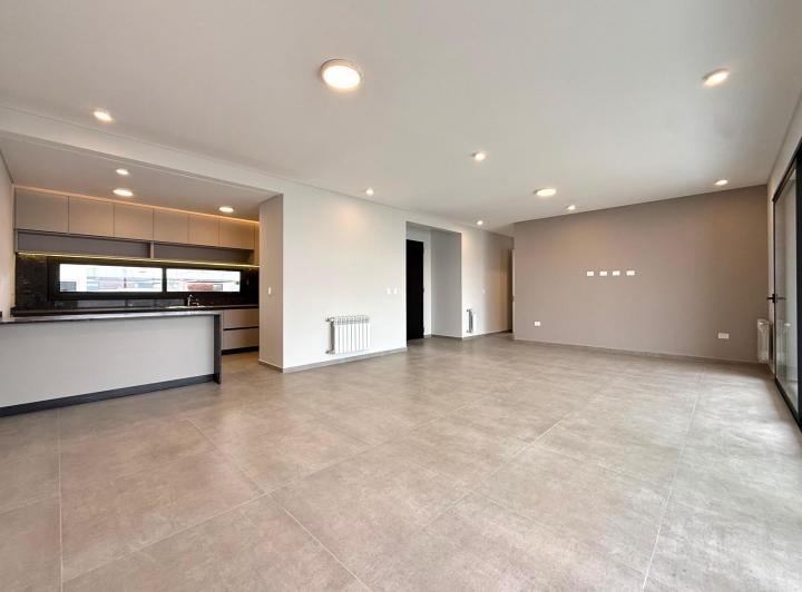 Casa · 180m² · 6 Ambientes · 2 Cocheras