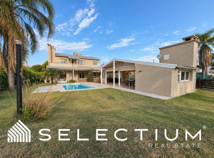 Casa · 465m² · 8 Ambientes · 2 Cocheras