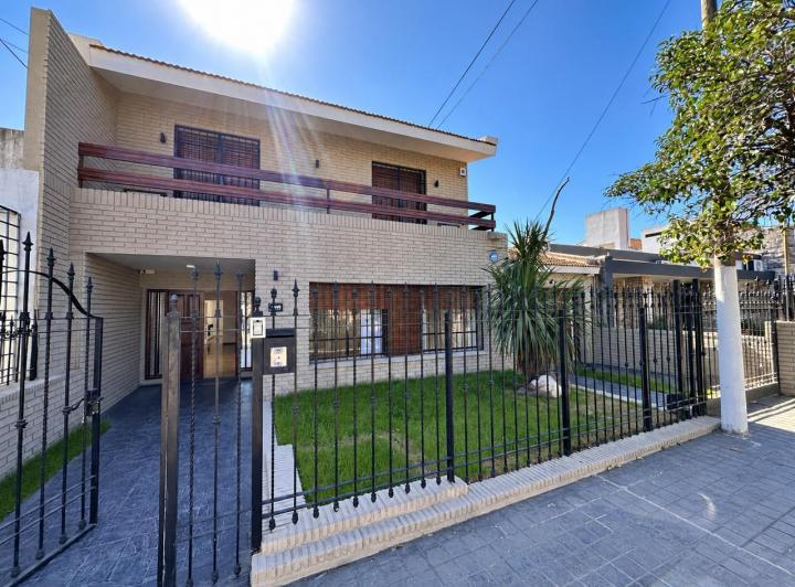 Casa · 368m² · 9 Ambientes · 1 Cochera