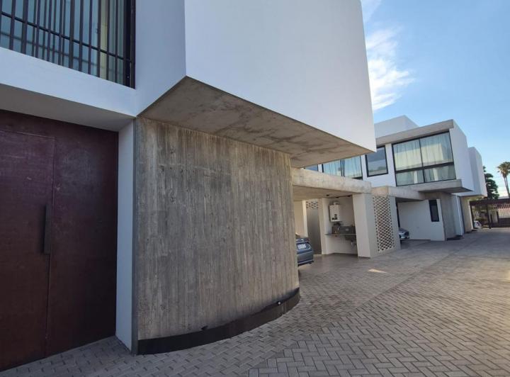 Casa · 220m² · 4 Ambientes · 1 Cochera
