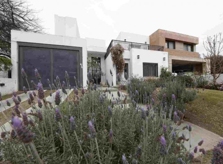 Casa · 290m² · 8 Ambientes · 1 Cochera