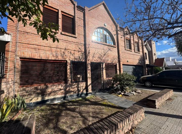 Casa · 270m² · 8 Ambientes · 4 Cocheras