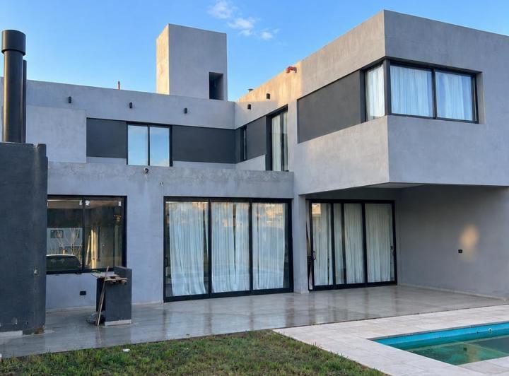 Casa · 220m² · 5 Ambientes · 2 Cocheras