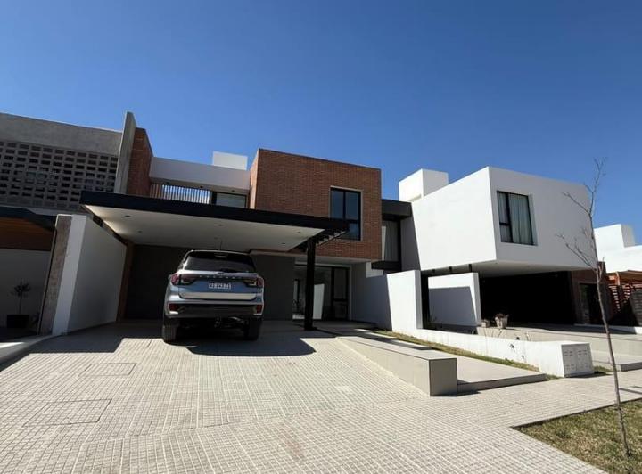 Casa · 240m² · 6 Ambientes