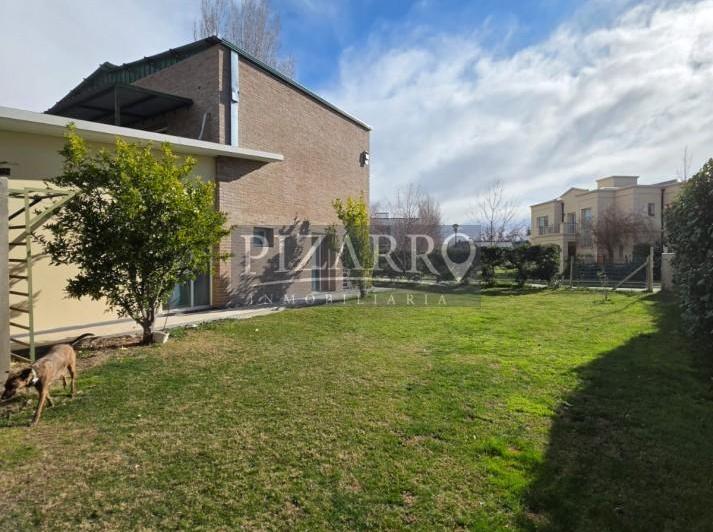 Casa · 219m² · 5 Ambientes · 2 Cocheras